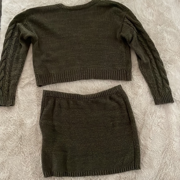 Two Piece Green Knit Sweater and Skirt Set - Picture 4 of 5